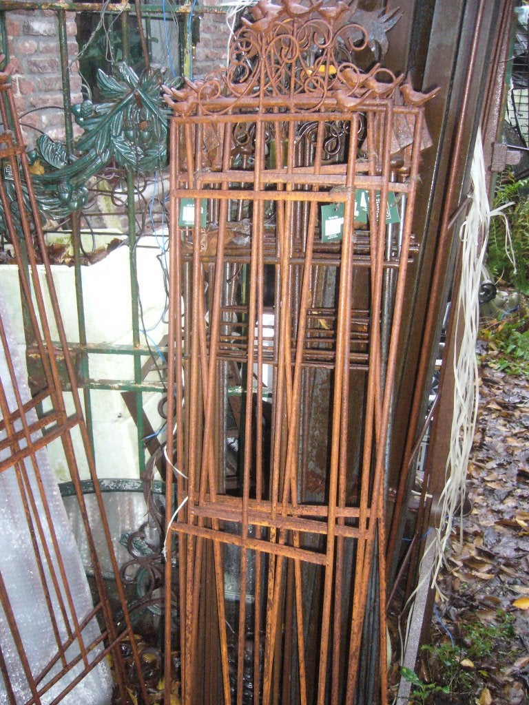 Plantensteun/ trellis met vogel/ franse lelie- ornament
