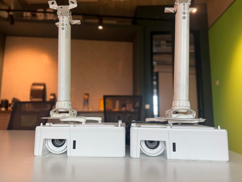 Twee beamer houders / ophangsysteem beamer te koop, Ophalen, HD (720), Zo goed als nieuw, DLP