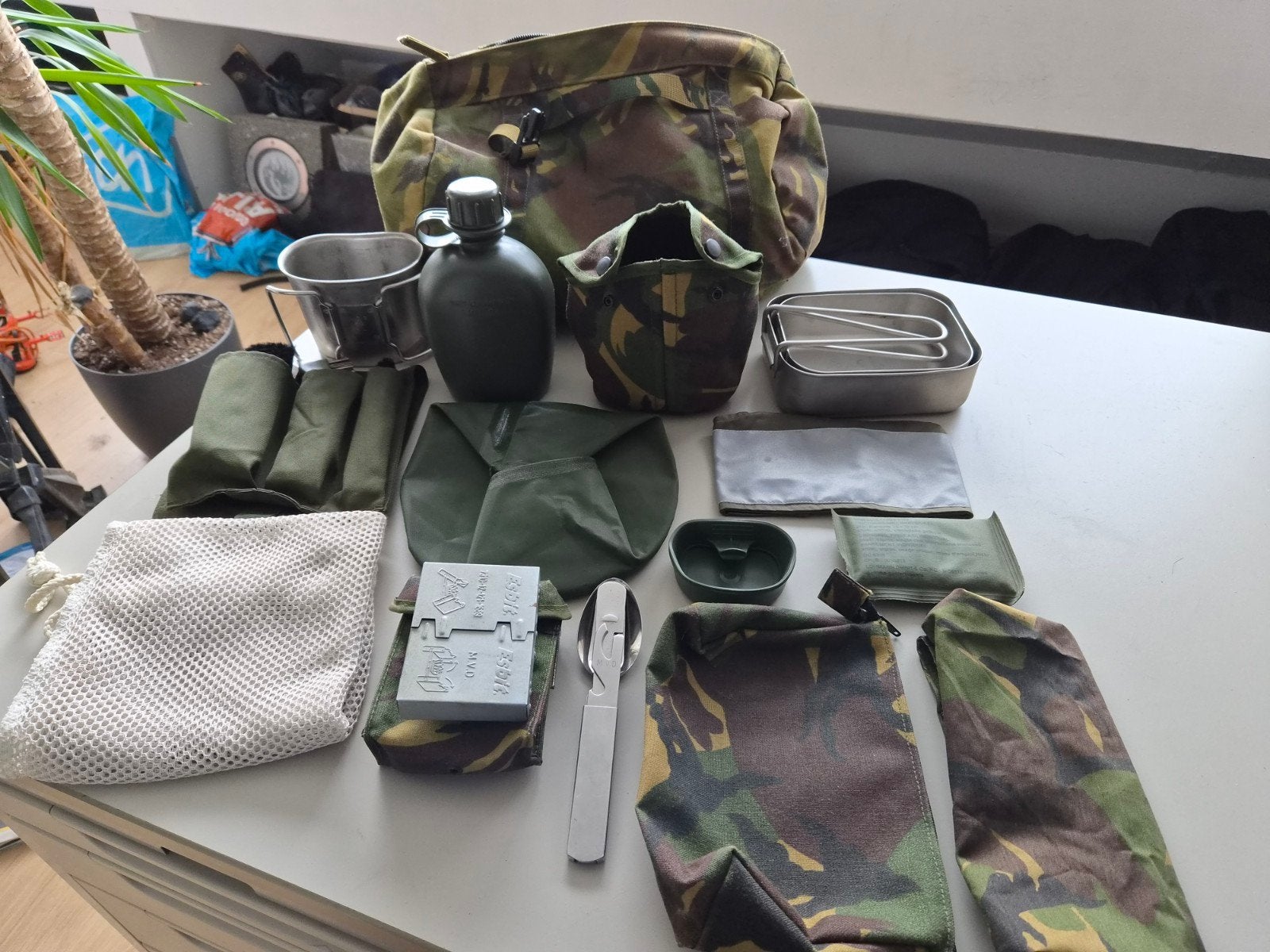 1 x Rotota woodland tas
1 x rvs messtin
1 x veldfles woodlan, Ophalen of Verzenden, Landmacht, Nederland, Overige typen