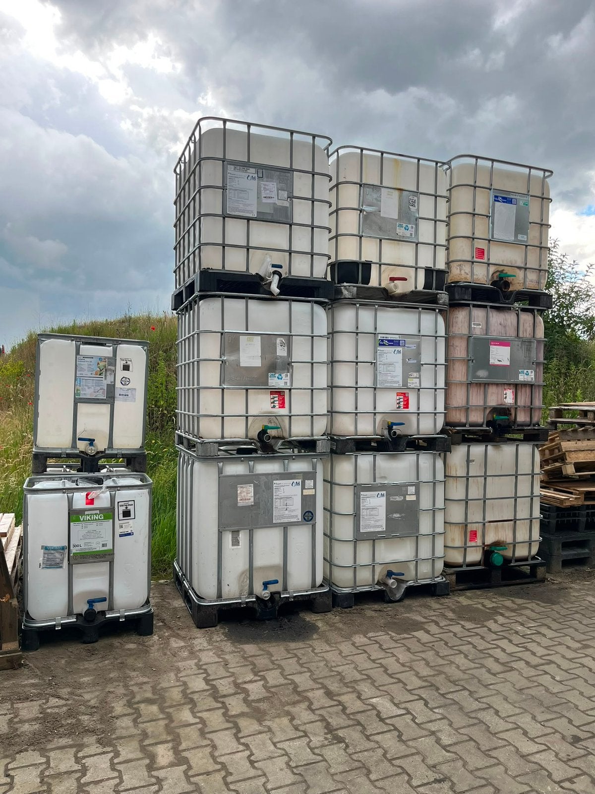 IBC containers 1000L, regenton, opslag tank, Tuin en Terras, Regentonnen, Kunststof, Gebruikt, Met kraantje, 150 liter of meer