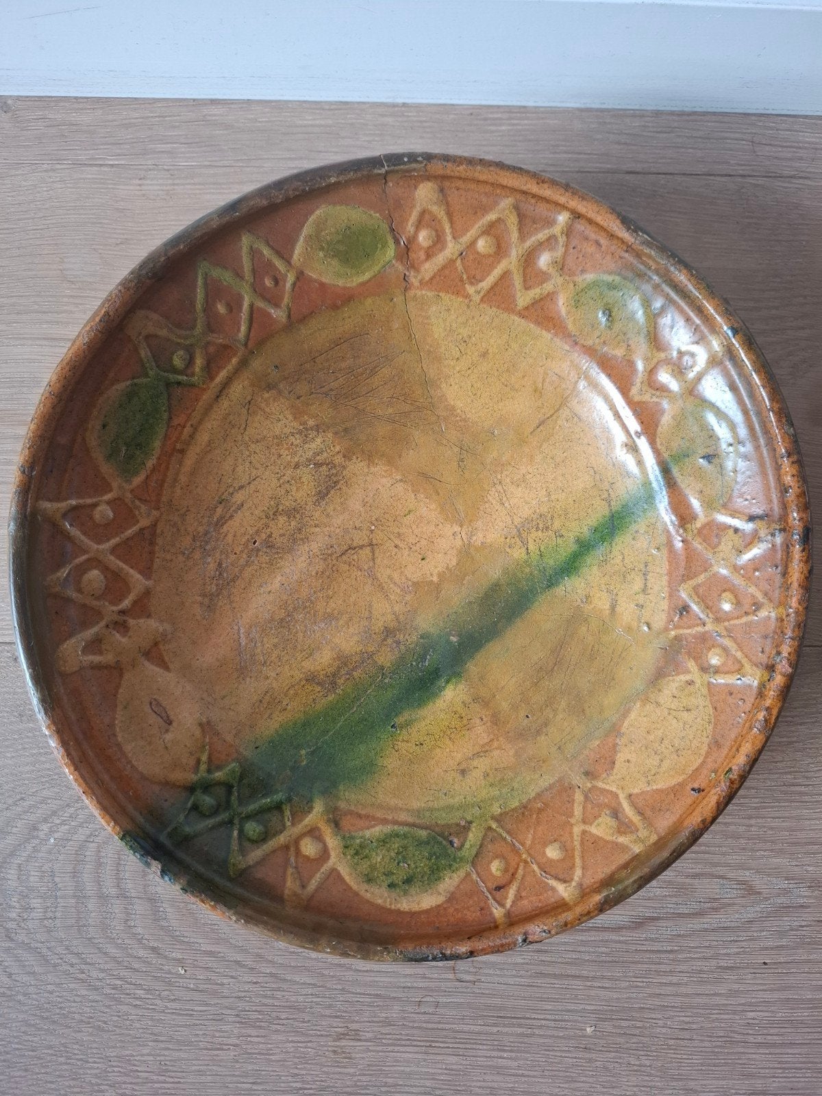 Antieke slibaardewerk schotel ca. 30 cm., Antiek en Kunst, Antiek | Keramiek en Aardewerk, Ophalen of Verzenden