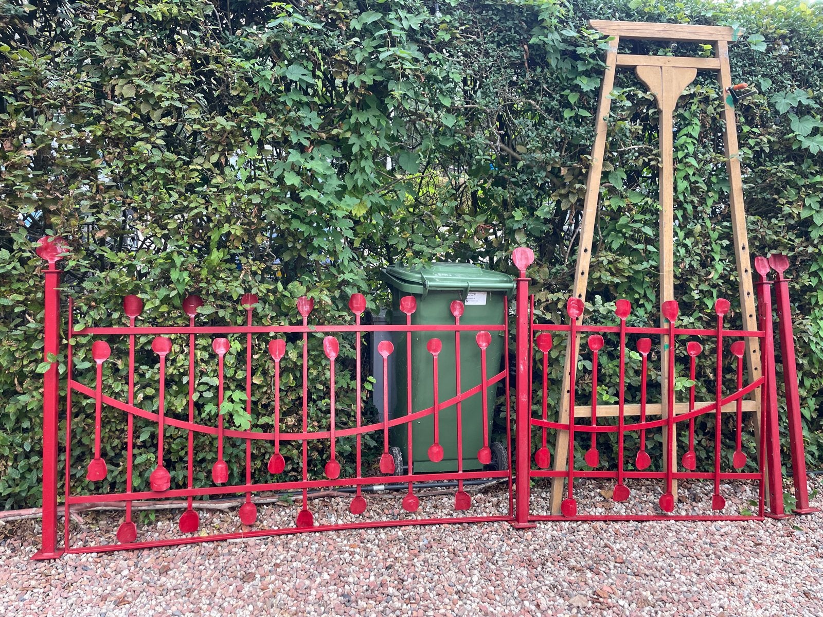 Art Deco metalen hek, rood gespoten, Tuin en Terras, Ophalen, Zo goed als nieuw, IJzer, Sierhekwerk