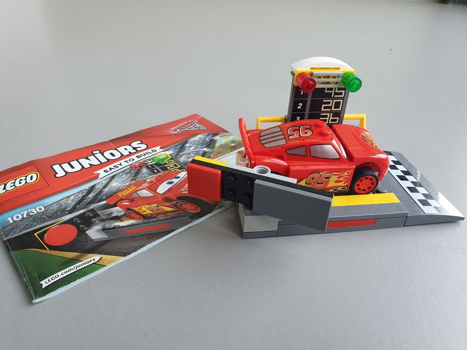 LEGO Juniors Cars 3 Bliksem McQueen Racebaan 10730, Ophalen of Verzenden, Zo goed als nieuw, Overige merken