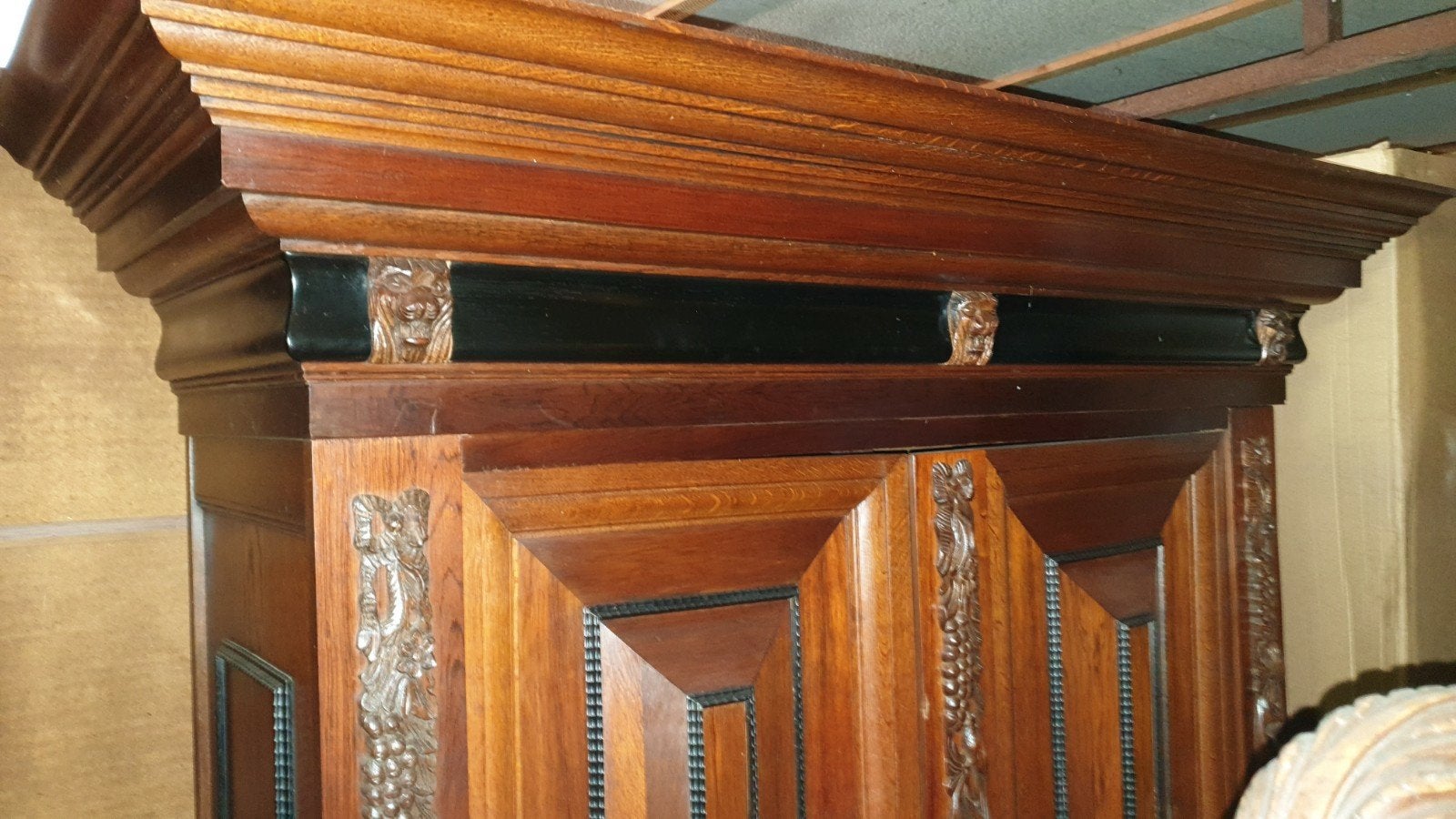 Antieke Kussenkast met Prachtig Houtsnijwerk, Ophalen