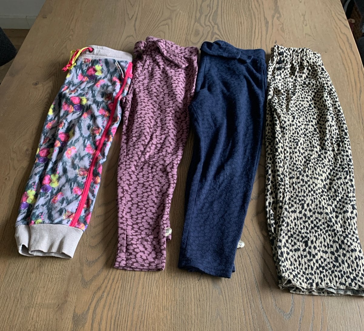 4 hippe meisjesbroeken, maat 122/128, Ophalen of Verzenden, Gebruikt, Meisje