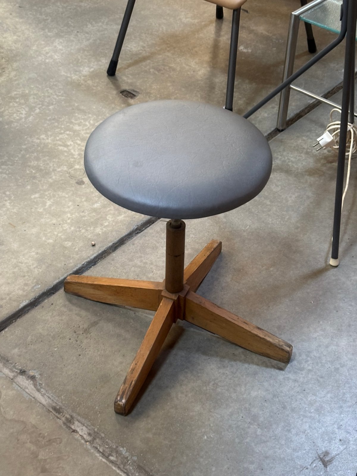 Vintage houten kruk, Ophalen, In hoogte verstelbaar, Gebruikt, Overige materialen