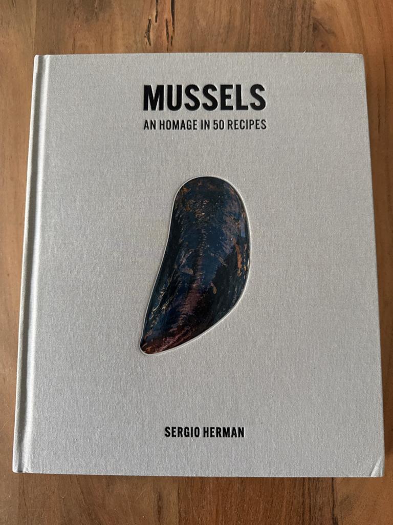 Mussels: An Homage in 50 Recipes - Sergio Herman Kookboek, Boeken, Kookboeken, Zo goed als nieuw, Hoofdgerechten, Europa, Ophalen of Verzenden