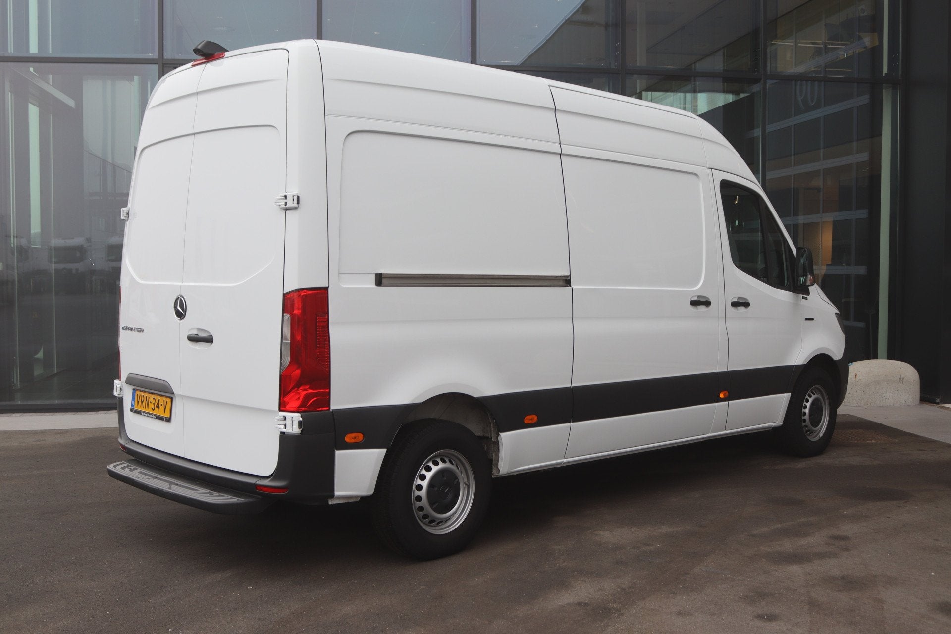 Mercedes-Benz eSprinter 312 L2H2 85 KW - 55 kWh |AIRCO/ALARM, 142 km, Stof, Gebruikt, Zwart