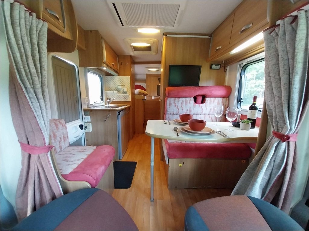 Mooie instap camper Rimor Europeo met enkele bedden!, Caravans en Kamperen, Campers, Niet ingevuld, Ringverwarming, Fiat, Hordeur