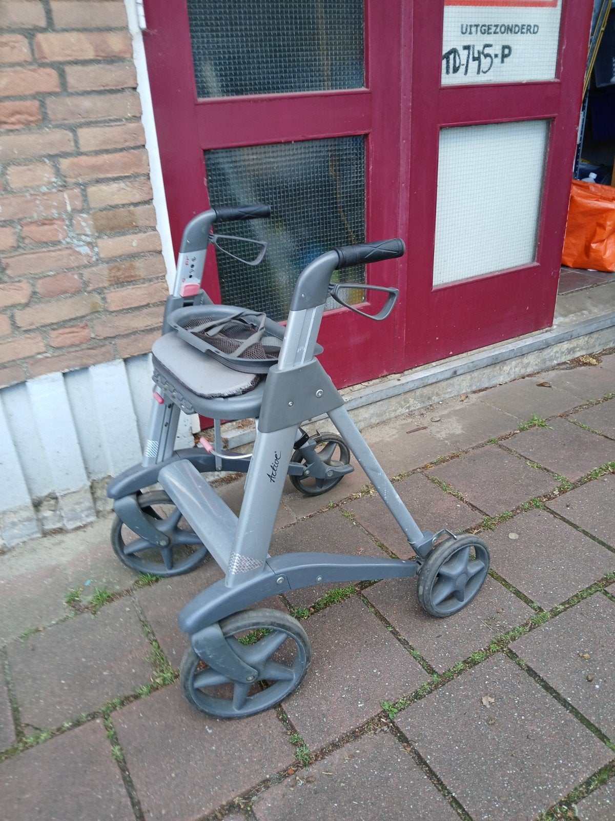 Stevige rollator ,rechter rem moet gesteld worden., Ophalen