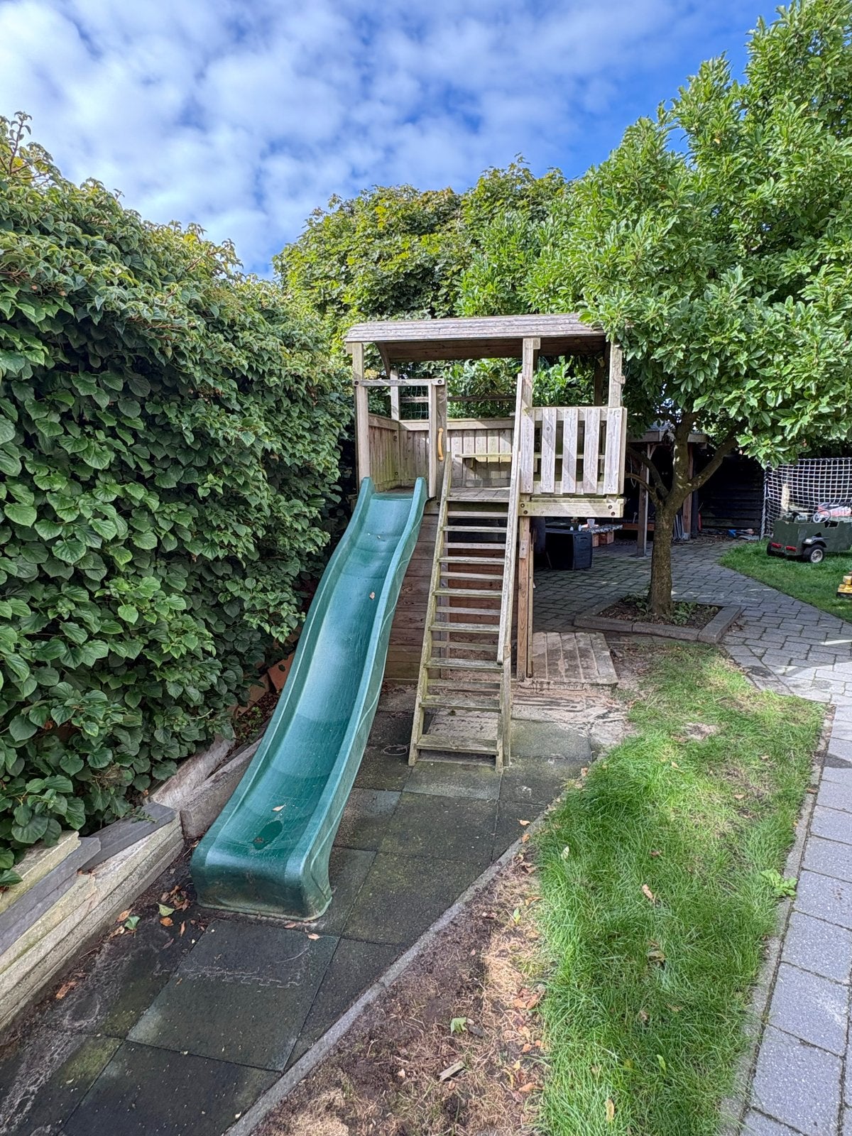 Houten Speelhuisje met Glijbaan - Opknapper, Ophalen, Gebruikt, Hout