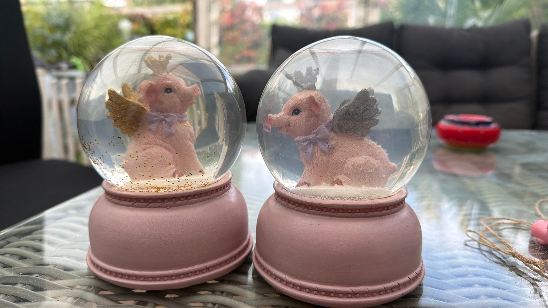 2 sneeuwbollen met varkentjes - ca. 14 cm hoog, Ophalen of Verzenden, Gebruikt, Roze, Kunststof