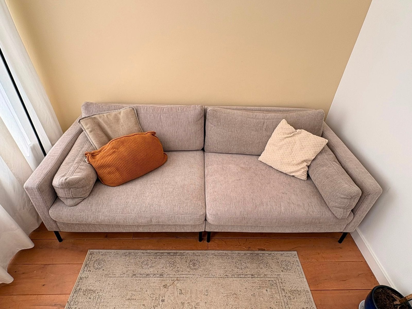 Grijze bank met lichte vlekken, 230cm breed, 100cm diep, Huis en Inrichting, Banken | Bankstellen, Ophalen, Gebruikt, Driepersoons