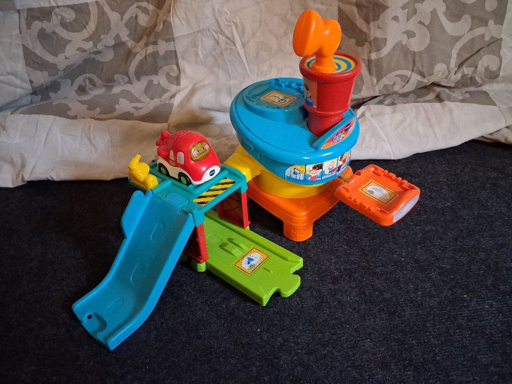 Toet toet vliegveld met rood vliegtuigje, Ophalen, Gebruikt, 2 tot 4 jaar