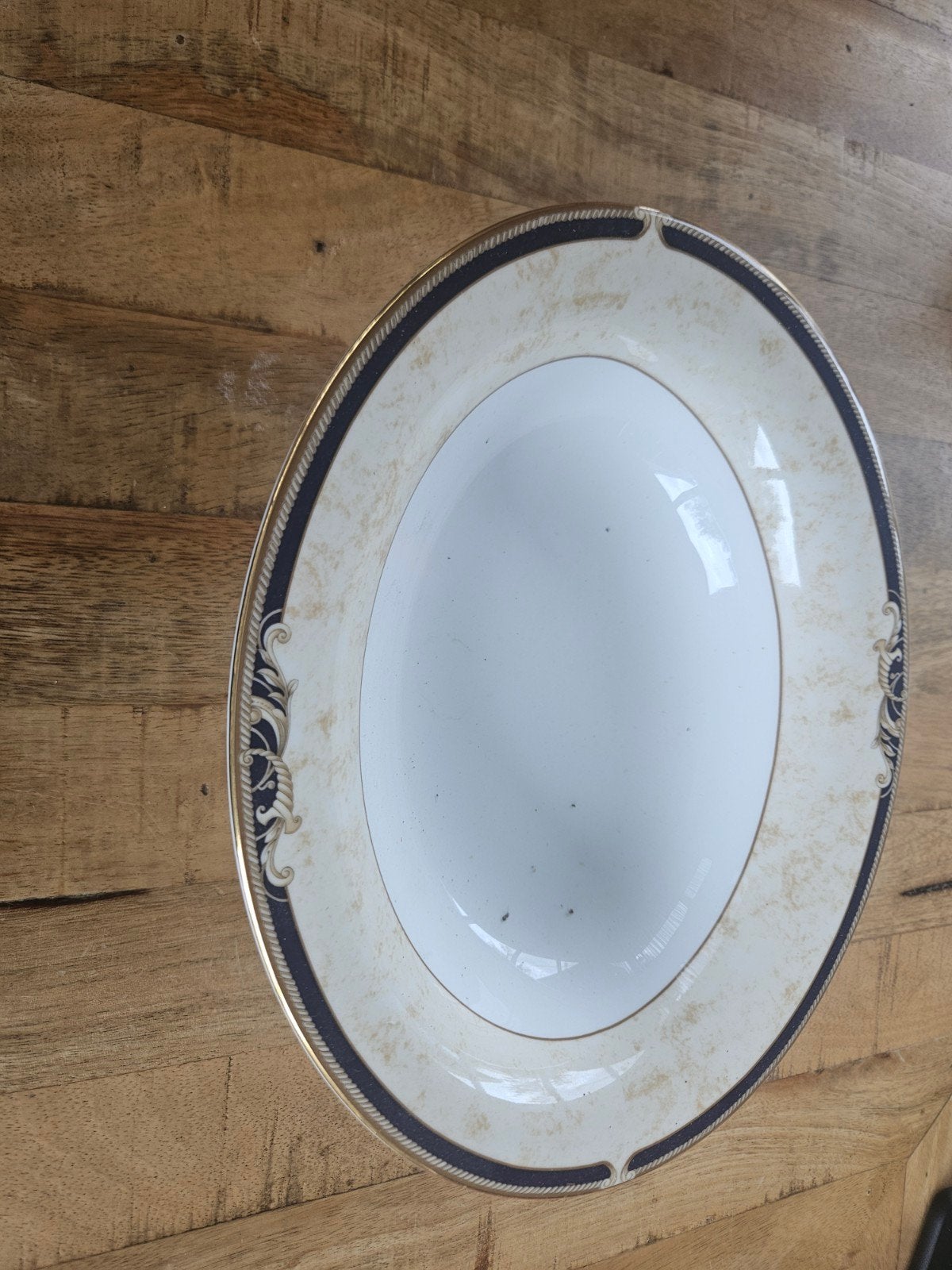 Elegante   schaal met gouden rand en decoratie, Ophalen of Verzenden
