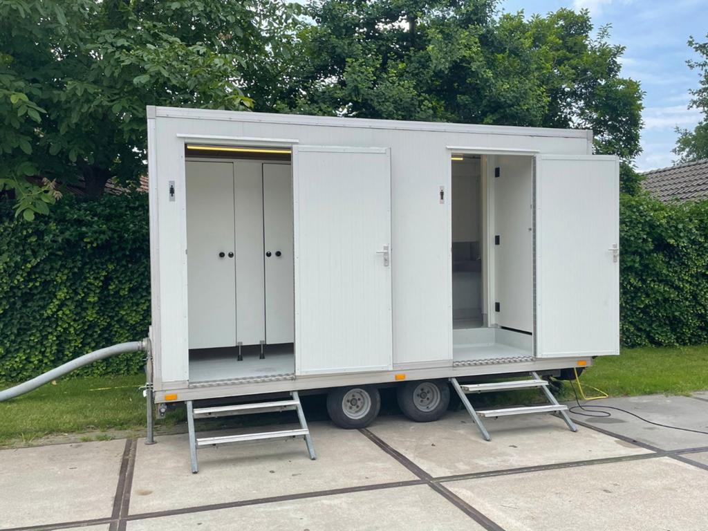 Te huur toiletwagen, Ophalen