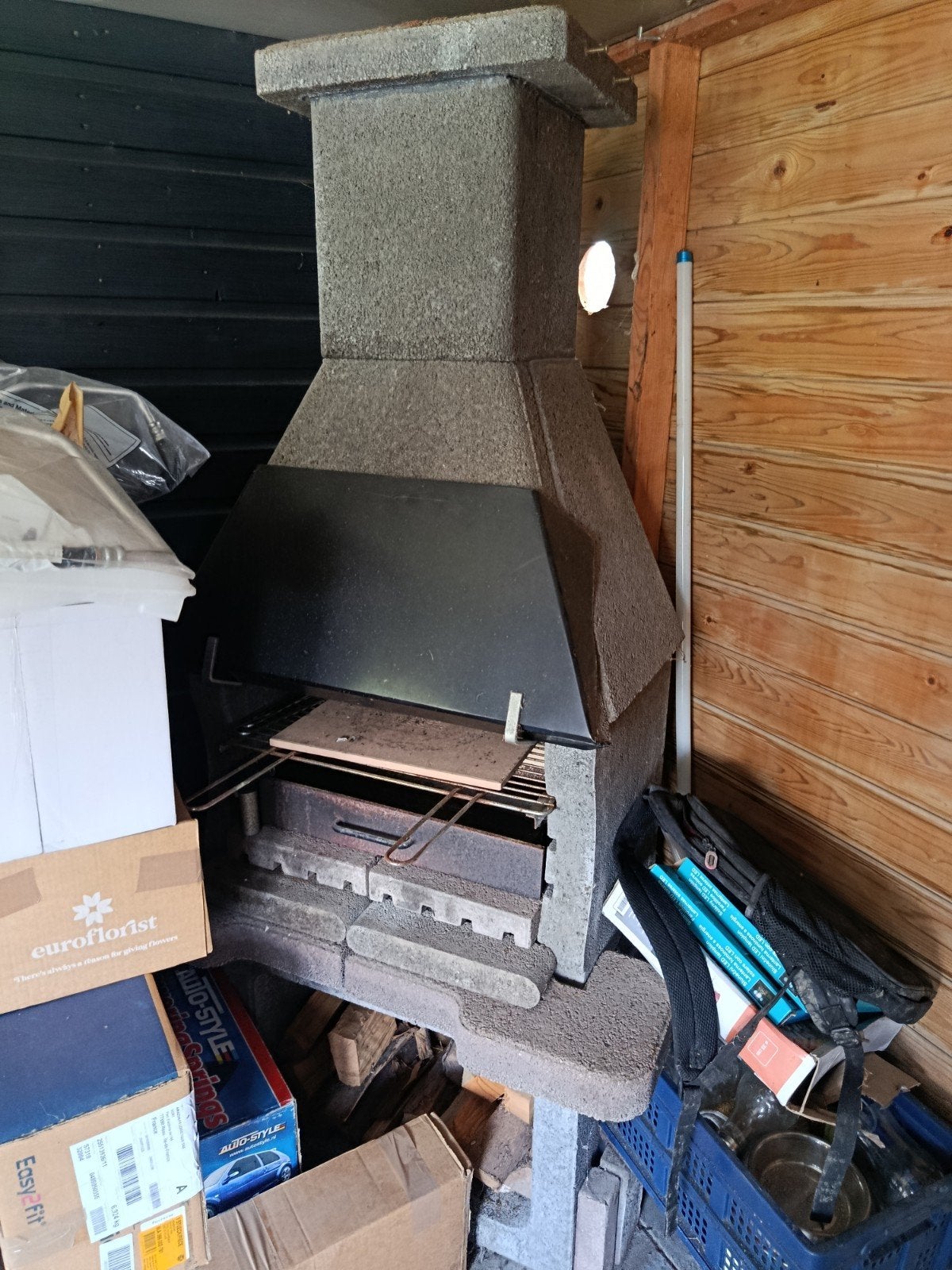 Betonnen BBQ gratis af te halen inclusief hout, Ophalen of Verzenden, Gebruikt