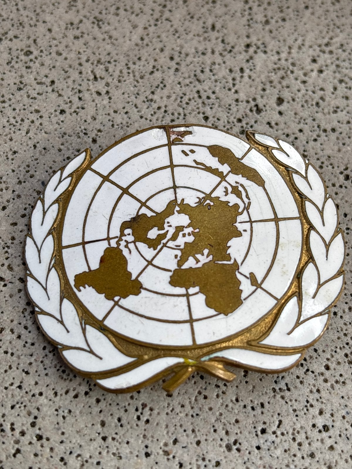 Vintage VN Speldje - Wereldkaart - Goud en Wit, Verzamelen, Ophalen, Gebruikt, Overige onderwerpen, Speldje of Pin