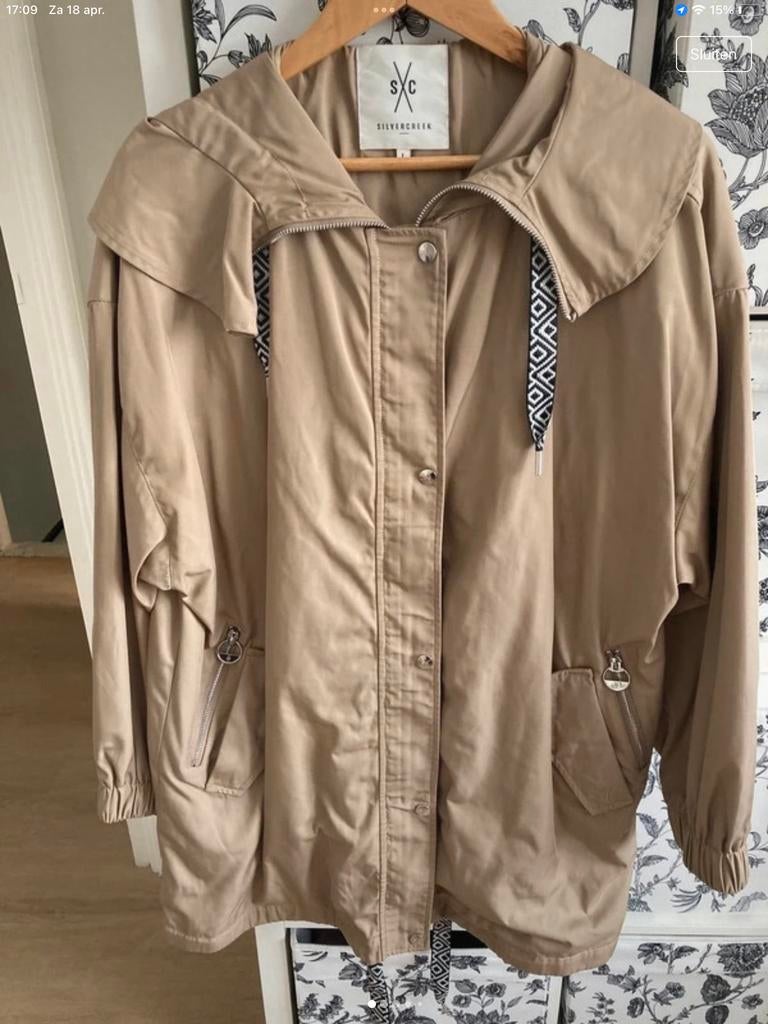 Nieuwe Silver Creek jas maat L - Taupe met grote capuchon, Ophalen of Verzenden, Nieuw, Maat 42/44 (L), Overige kleuren