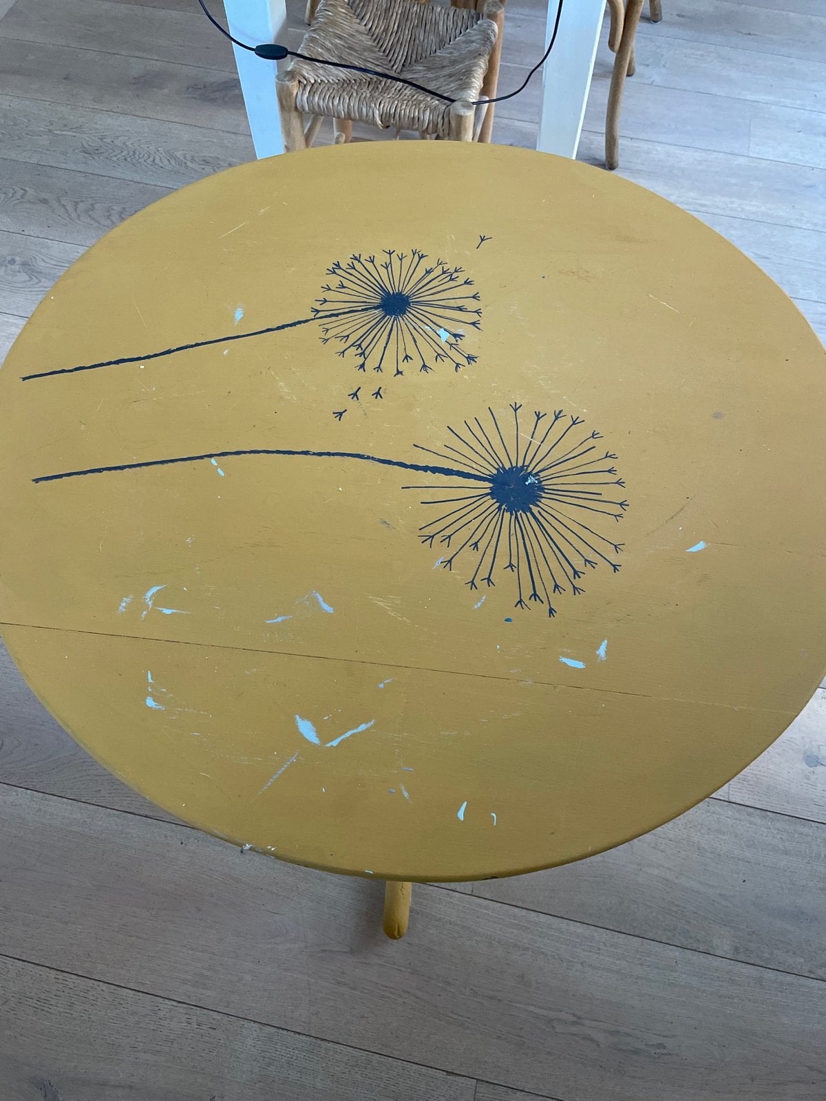 Inklapbaar rond bijzettafeltje met paardenbloem design, Huis en Inrichting, Tafels | Eettafels, Ophalen, Minder dan 50 cm, Gebruikt
