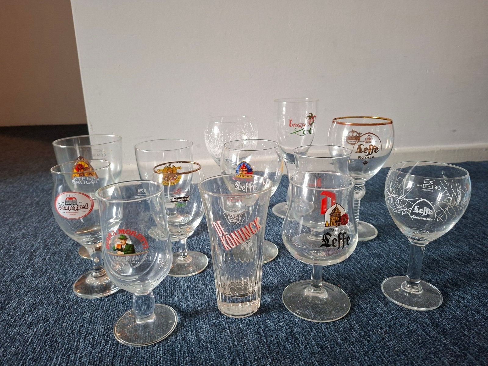 Hele doos met bierglazen oa leffe, duvel, brugse zot, Verzamelen, Ophalen, Zo goed als nieuw, Bierglas
