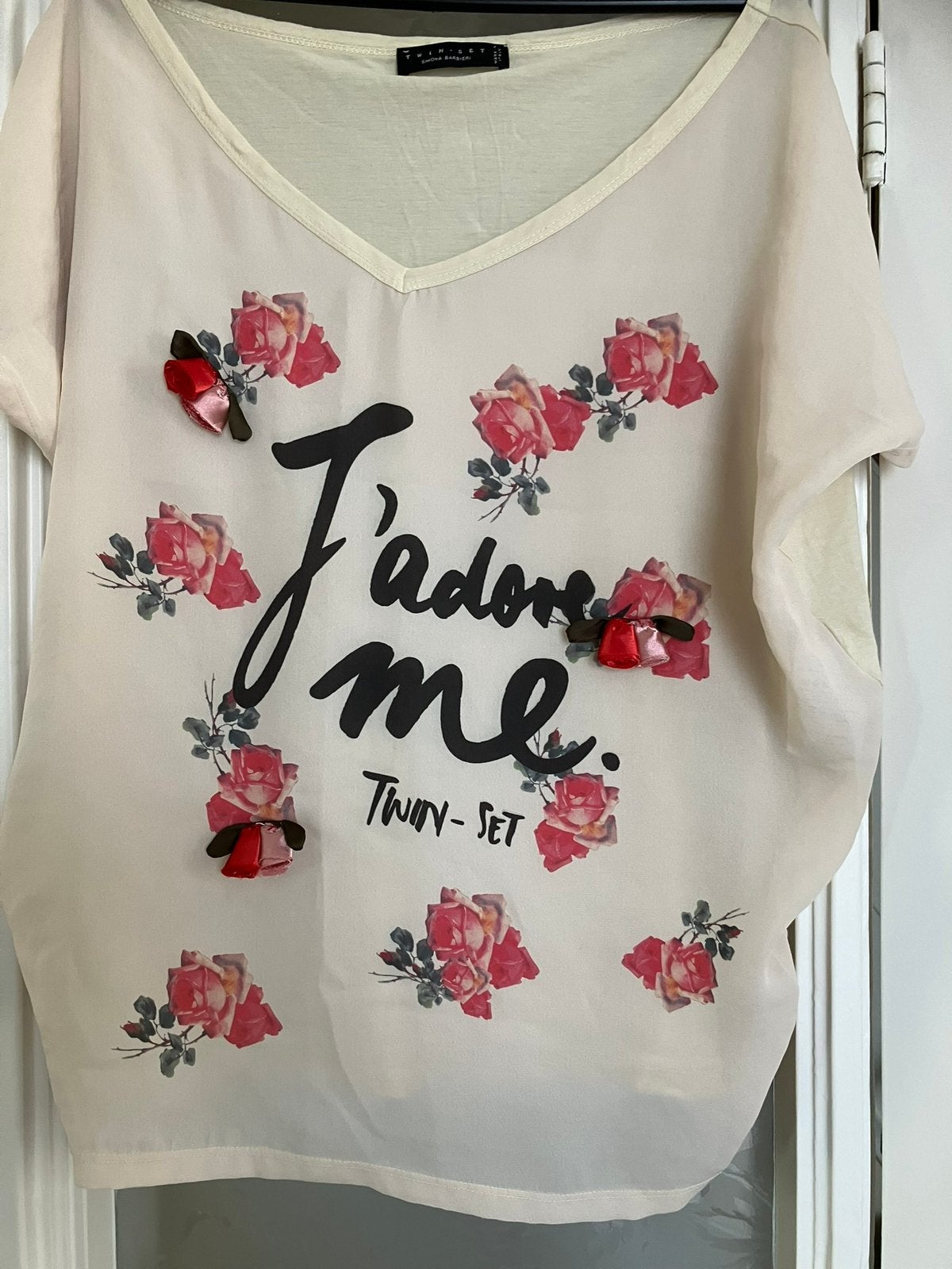 Twinset bloesje beige met rozen en 'J'adore me' print, Maat 38/40 (M), Beige, Ophalen of Verzenden, Zo goed als nieuw
