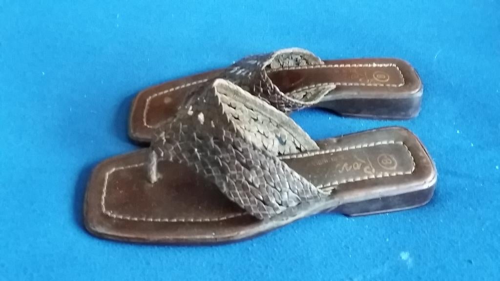 Een paar bruine gevlochten teen-slippers., Slippers, Ophalen of Verzenden, Zo goed als nieuw, Bruin