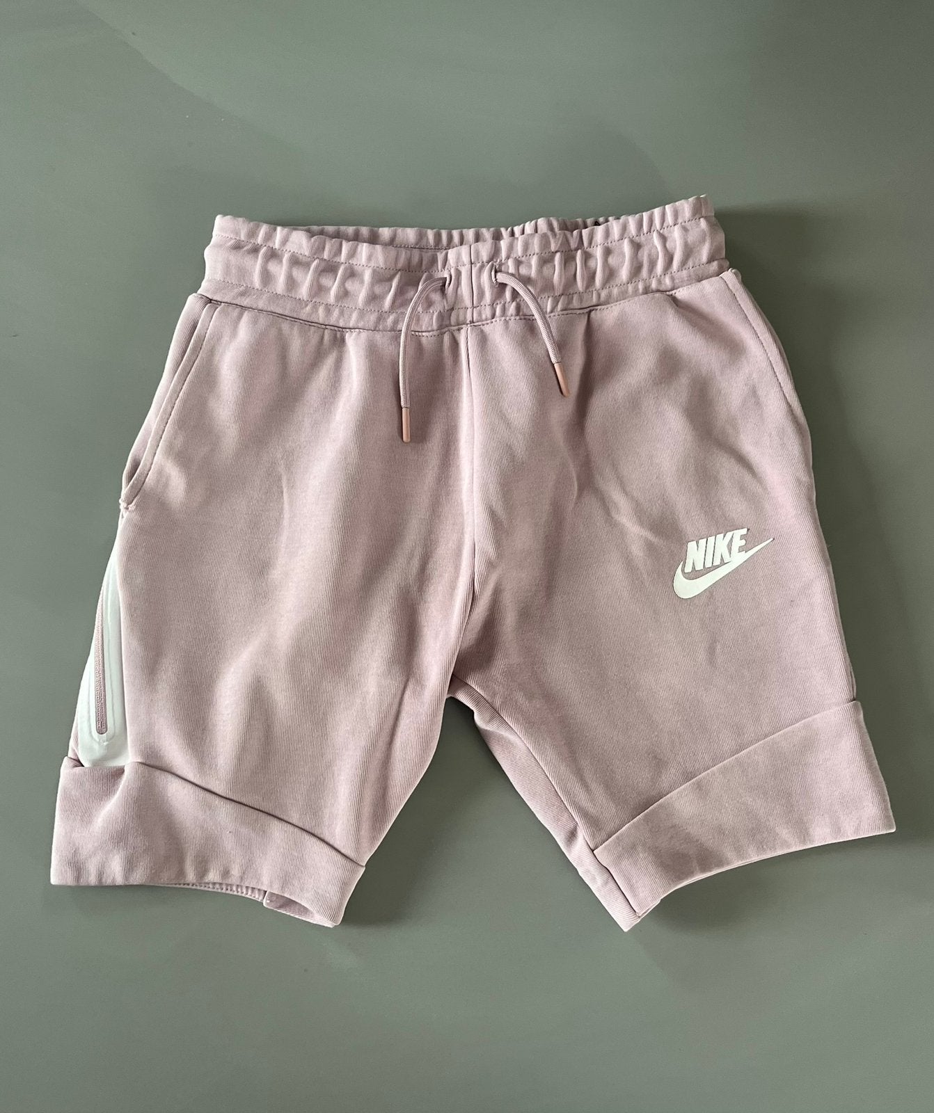 Nike tech fleece short lichtroze 128-137 cm, Kinderen en Baby's, Kinderkleding | Maat 128, Ophalen of Verzenden, Gebruikt, Jongen of Meisje