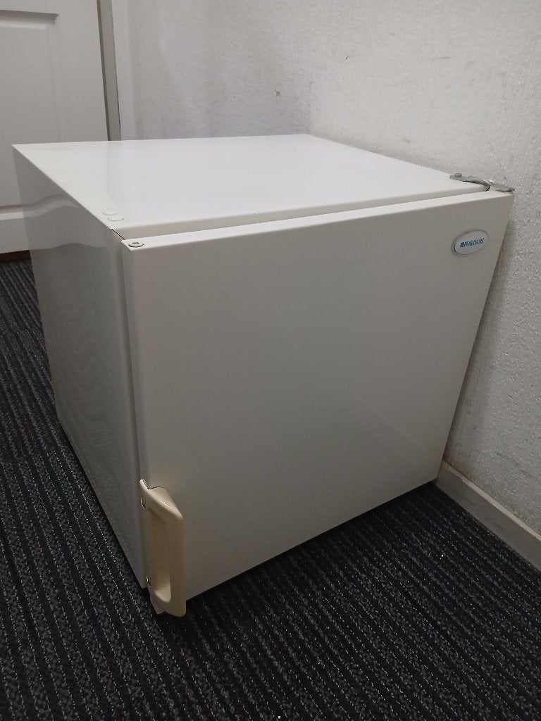 Te koop kleine vriezer in goede staat werkend te zien, Ophalen, Vrieskist, Gebruikt, Minder dan 85 cm
