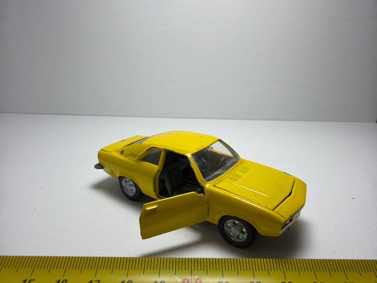 Gele Opel Manta Speelgoedauto - Made in Spain, Verzenden, Gebruikt, Auto, Overige merken