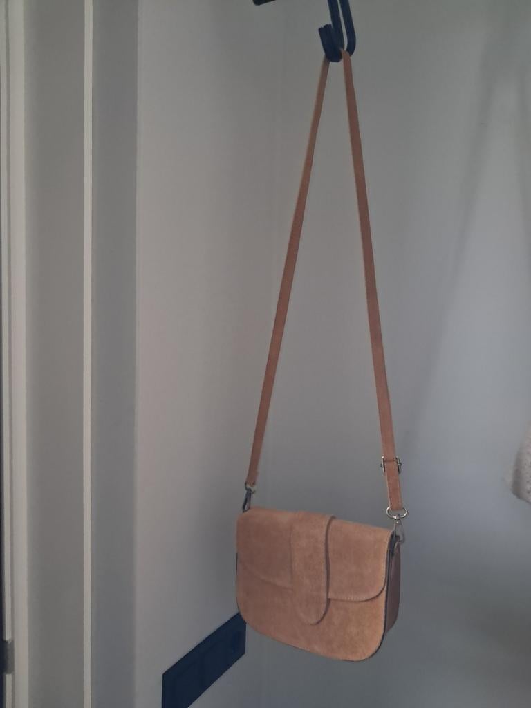 Charm London Crossbody Tas Suède Camel - Stijlvol en Compact, Ophalen, Nieuw, Bruin, Schoudertasje