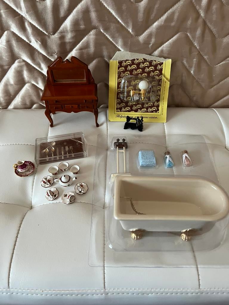 Poppenhuis meubels en toebehoren servies bad lamp tafel, Verzamelen, Poppenhuizen en Toebehoren, Ophalen, Zo goed als nieuw, Poppenhuis
