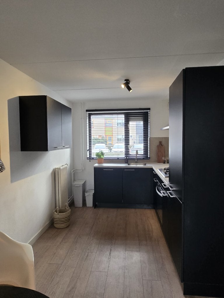 Moderne matzwarte hoekkeuken+apparaten GEDEMONTEERD