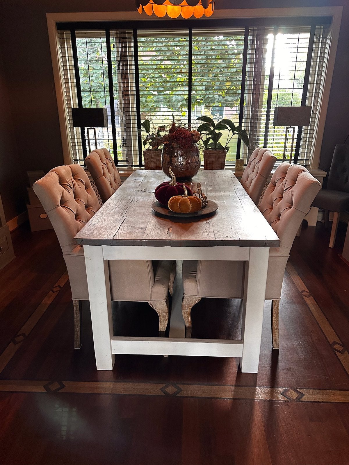 Landelijke eethoek met robuuste houten tafel en 4 stoelen, Ophalen, Gebruikt, Landelijk, 4 tot 6 stoelen