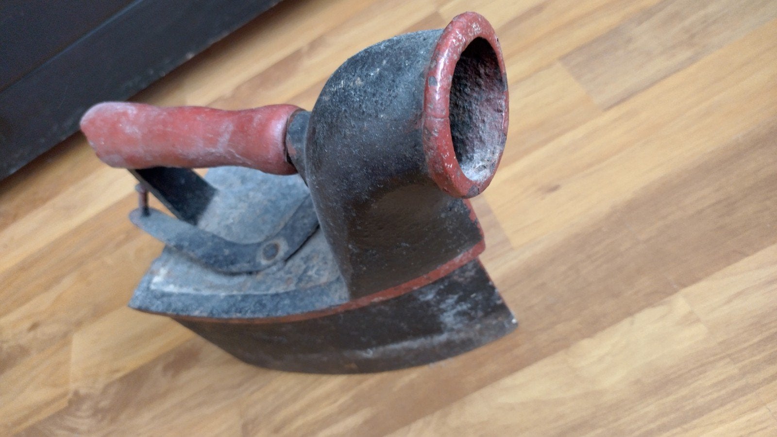 Antiek kolenstrijkbout met houten handvat, Ophalen