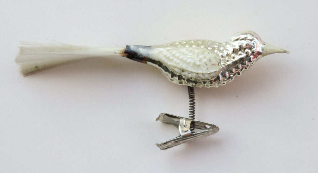 Oude Kerstbal: Vogeltje op knijper 03 geribbeld, zilver, wit, Diversen, Kerst, Ophalen of Verzenden