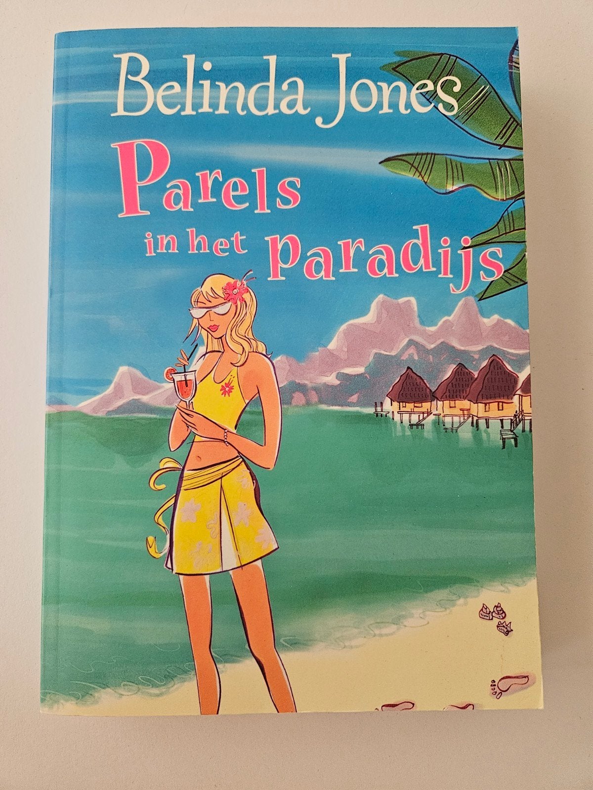 B. Jones - Parels in het paradijs, Boeken, Ophalen of Verzenden, Zo goed als nieuw, B. Jones