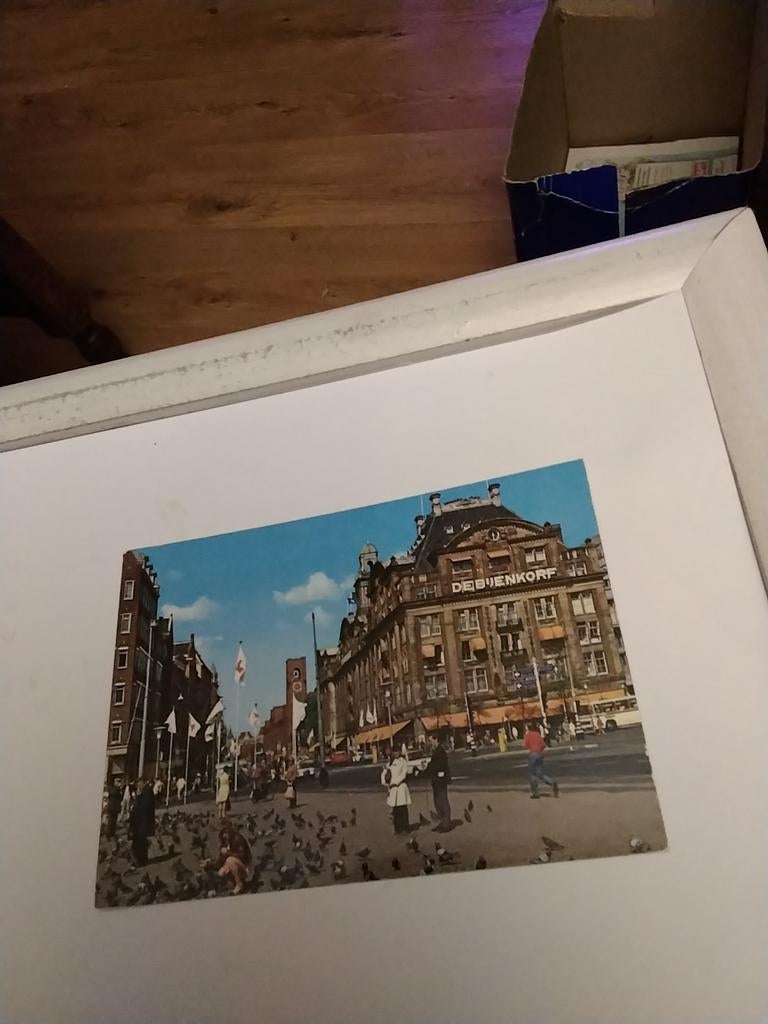 AMSTERDAM. DAMRAK.  MET DUIVEN, Ophalen of Verzenden, Noord-Holland
