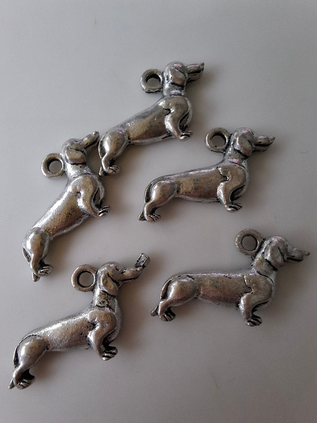 5 stuks bedels hangers metaal hond teckel zilver grijs, Overige merken, Overige materialen, -, -