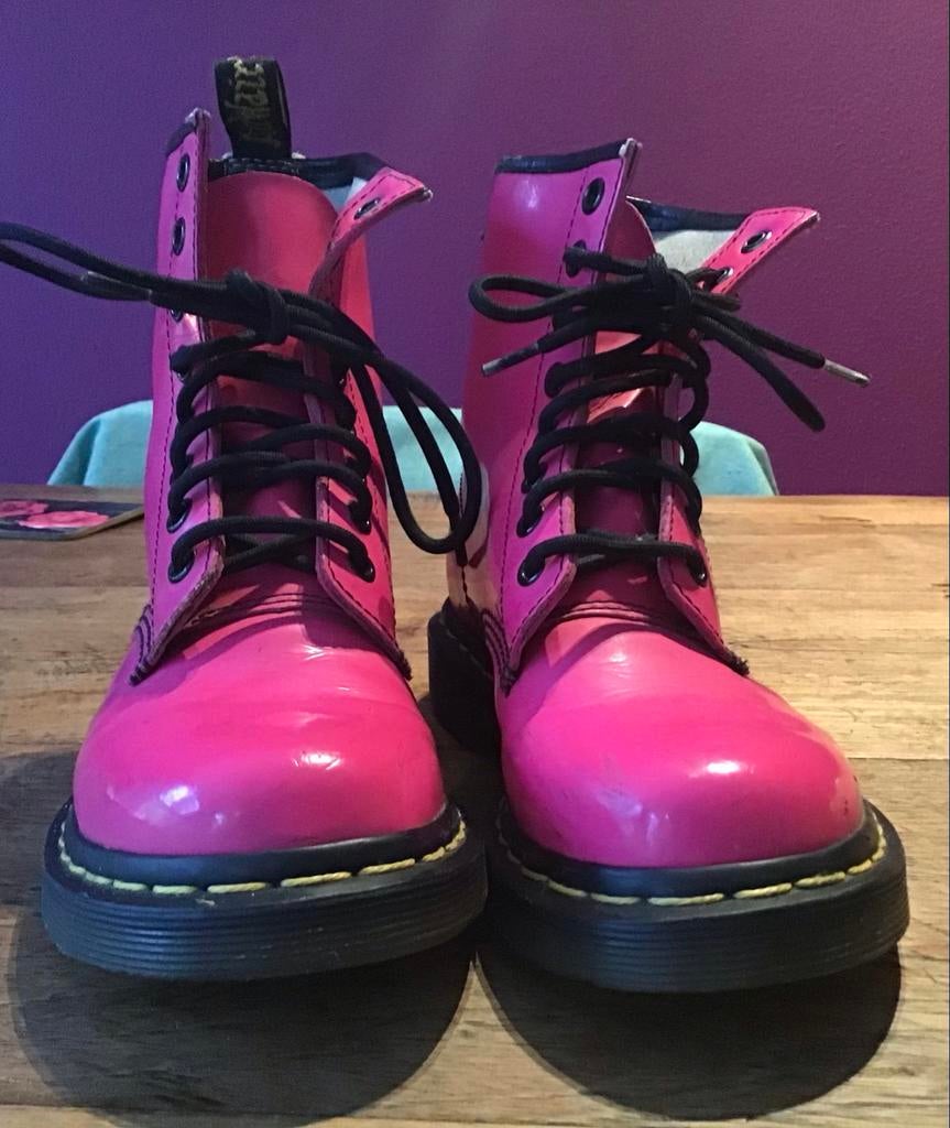 Dr. Martens Hot Pink - Maat 36, Lage of Enkellaarzen, Ophalen of Verzenden, Zo goed als nieuw, Roze
