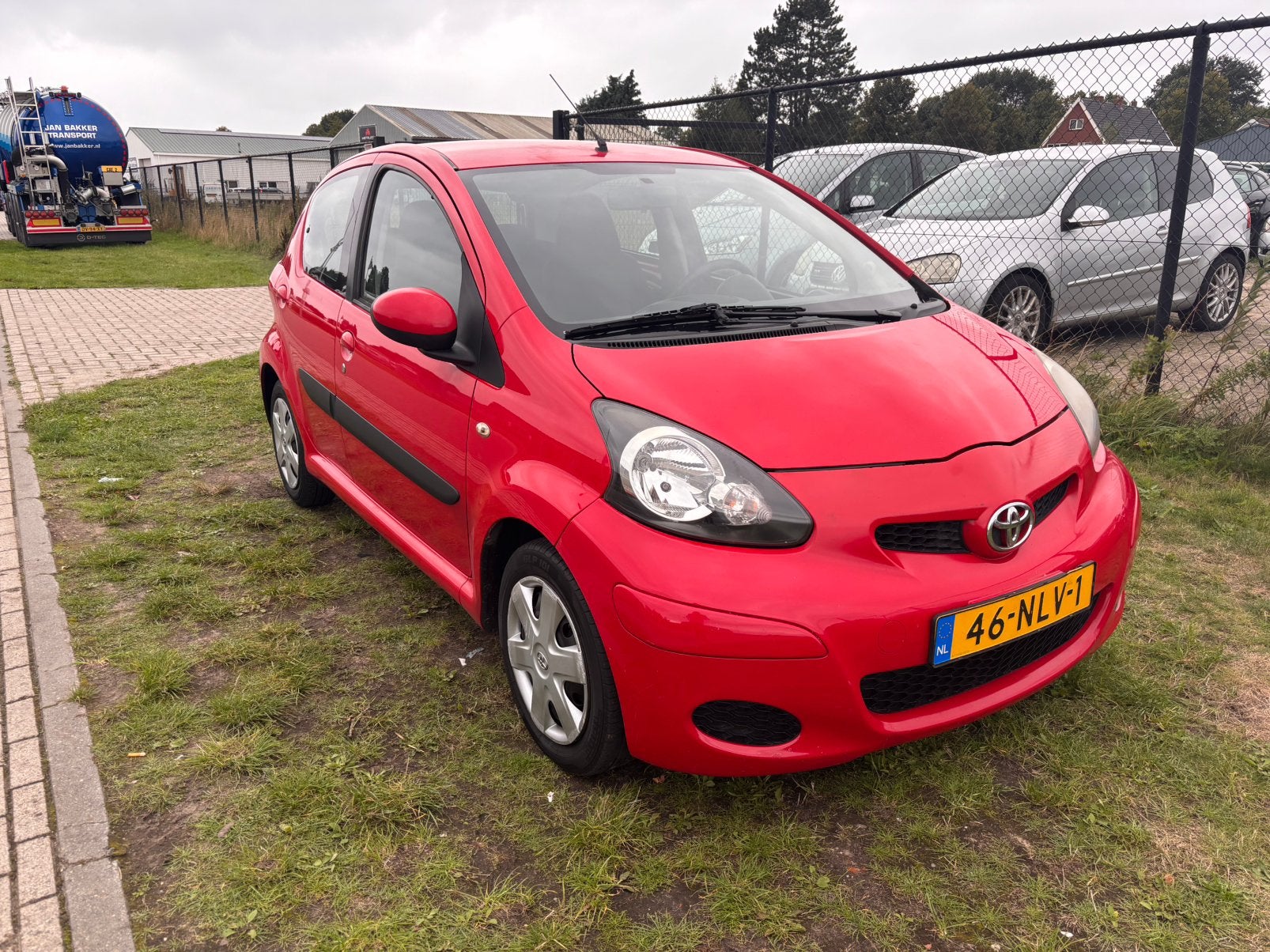 Toyota Aygo 1.0 12V Vvt-i 5DRS 2010 Rood, Auto's, Voorwielaandrijving, Stof, Zwart, 4 stoelen