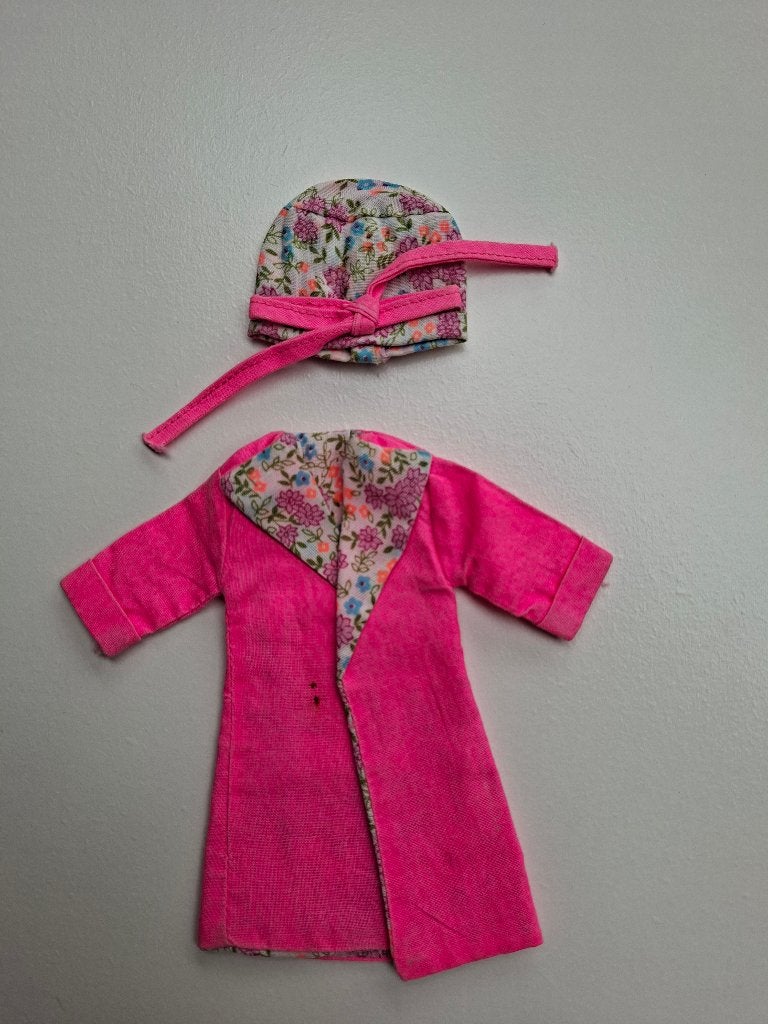 barbie vintage roze jas met hoedje, Verzamelen, Ophalen of Verzenden, Gebruikt, Kleertjes