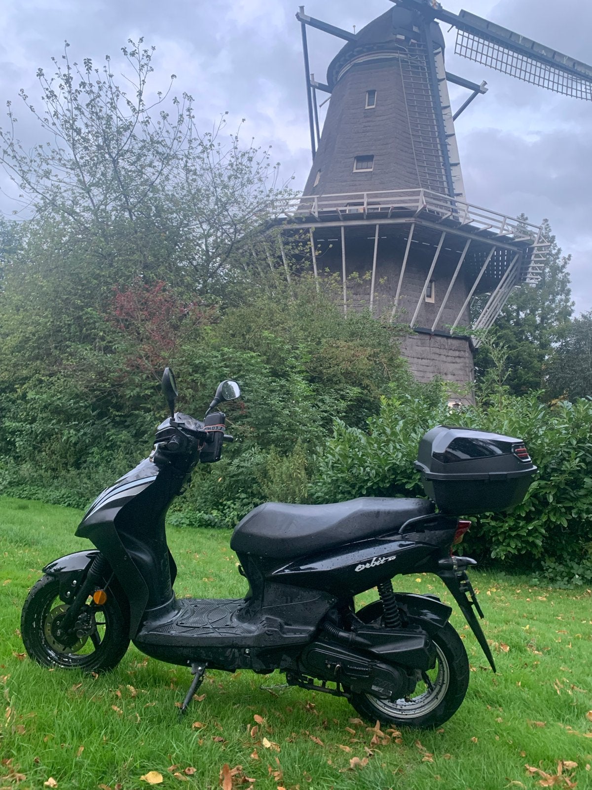 SYM Orbit 50 scooter - Zwart, inclusief topkoffer, Fietsen en Brommers, Maximaal 45 km/u, Ophalen of Verzenden, Zo goed als nieuw
