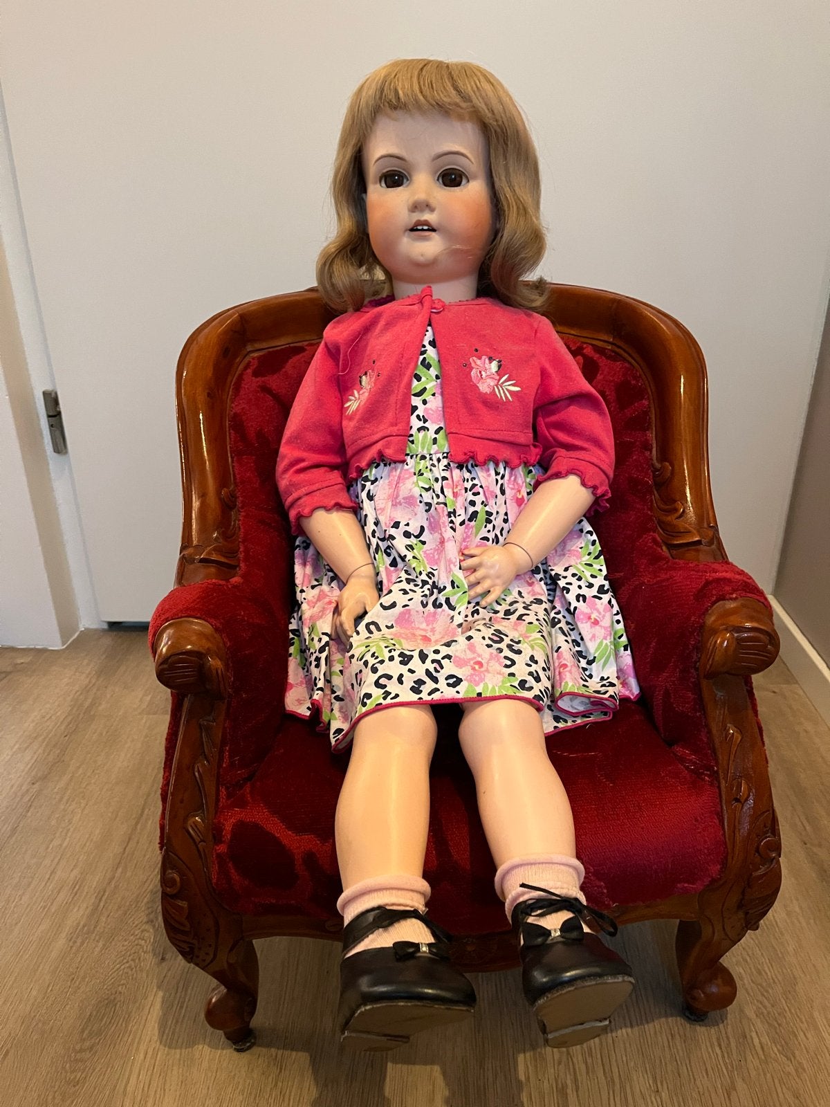 Porseleinen pop (Armand Marseille) met stoel, Verzamelen, Poppen, Ophalen of Verzenden, Gebruikt, Pop