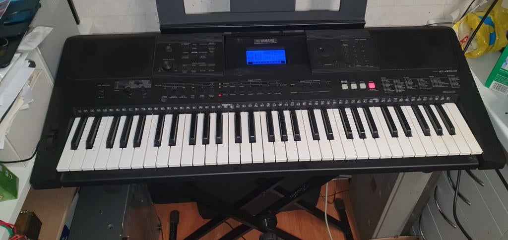 Aangeboden keyboard yamaha psr E453, Muziek en Instrumenten, Keyboards, Yamaha, Ophalen of Verzenden, Met standaard, 61 toetsen