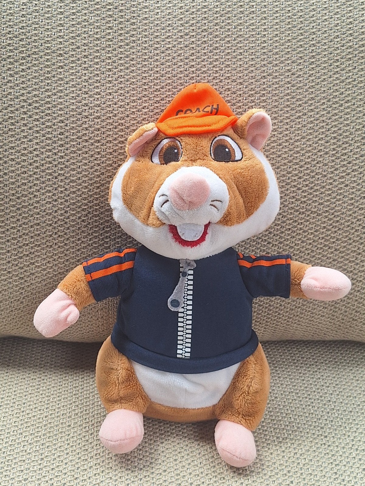 Hamster knuffel met 'Coach' kleding, Kinderen en Baby's, Speelgoed | Knuffels en Pluche, Overige merken, Overige karakters, Hamster