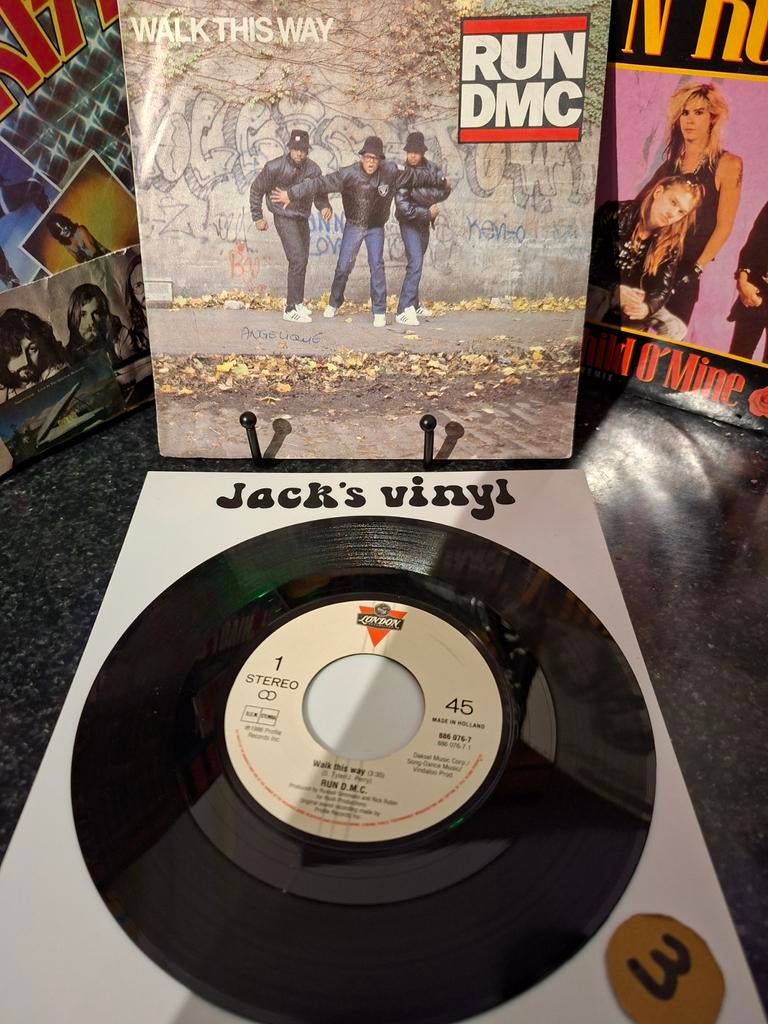 Run DMC - Walk This Way 7 inch single (1986)  3, Fotohoes, Ophalen of Verzenden, Gebruikt, 7 inch