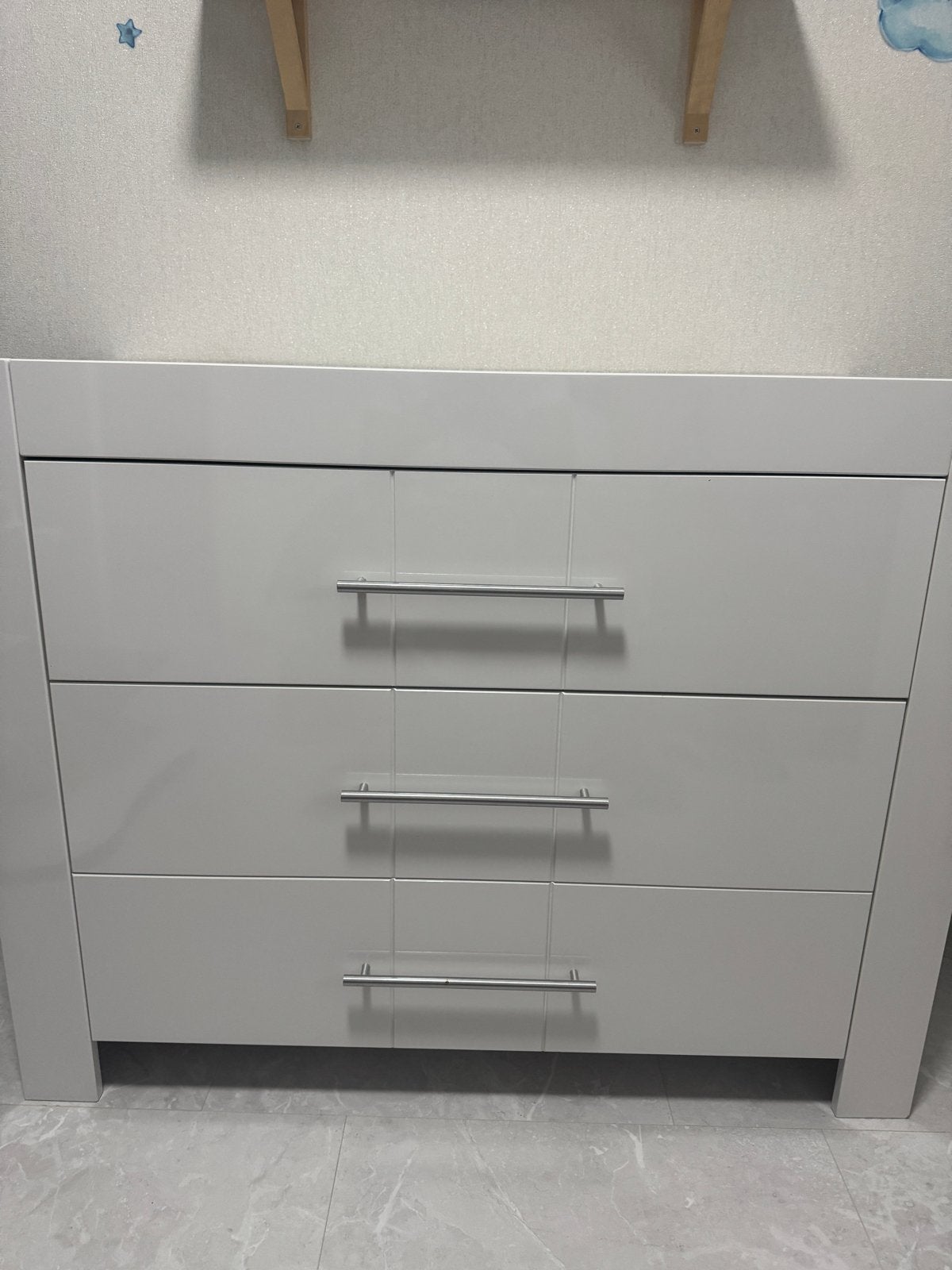 Strakke witte ladekast met 3 laden commode, Overige materialen, 100 tot 150 cm, Ophalen of Verzenden, Zo goed als nieuw