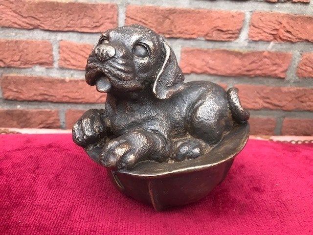 bronzen beeld, puppie in een brandweerhelm, Antiek en Kunst, Ophalen of Verzenden, Brons