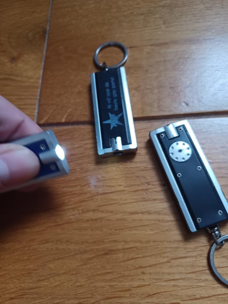 3 mini zaklampjes voor aan sleutelhanger, Ophalen of Verzenden, Nieuw, Batterij